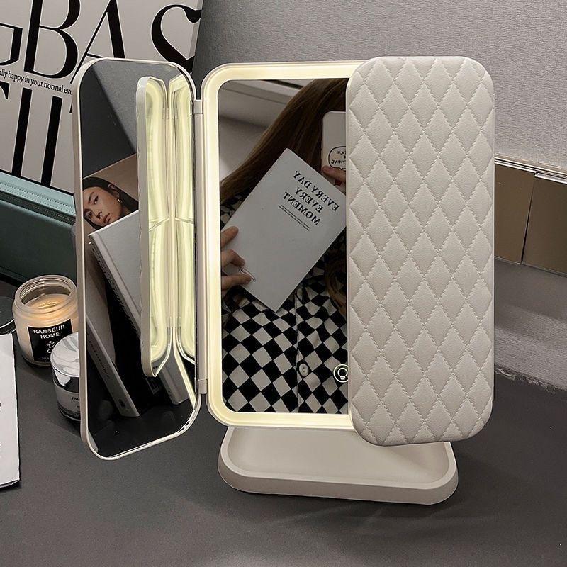 BagnShop trifold LED mirror demonstrating three-panel hinge mechanism