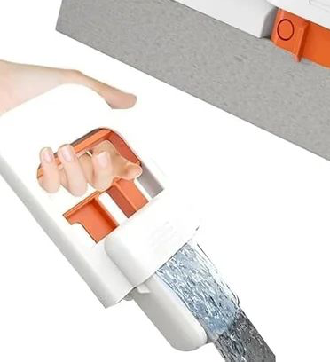 Hand squeezing water out of the BagnShop mini mop sponge head using the one-hand handle